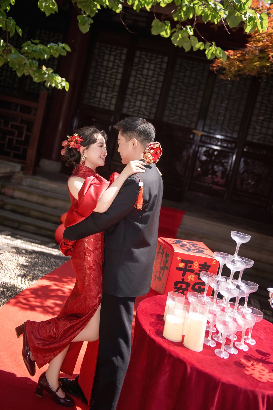 中式红衣敬酒桌前合影