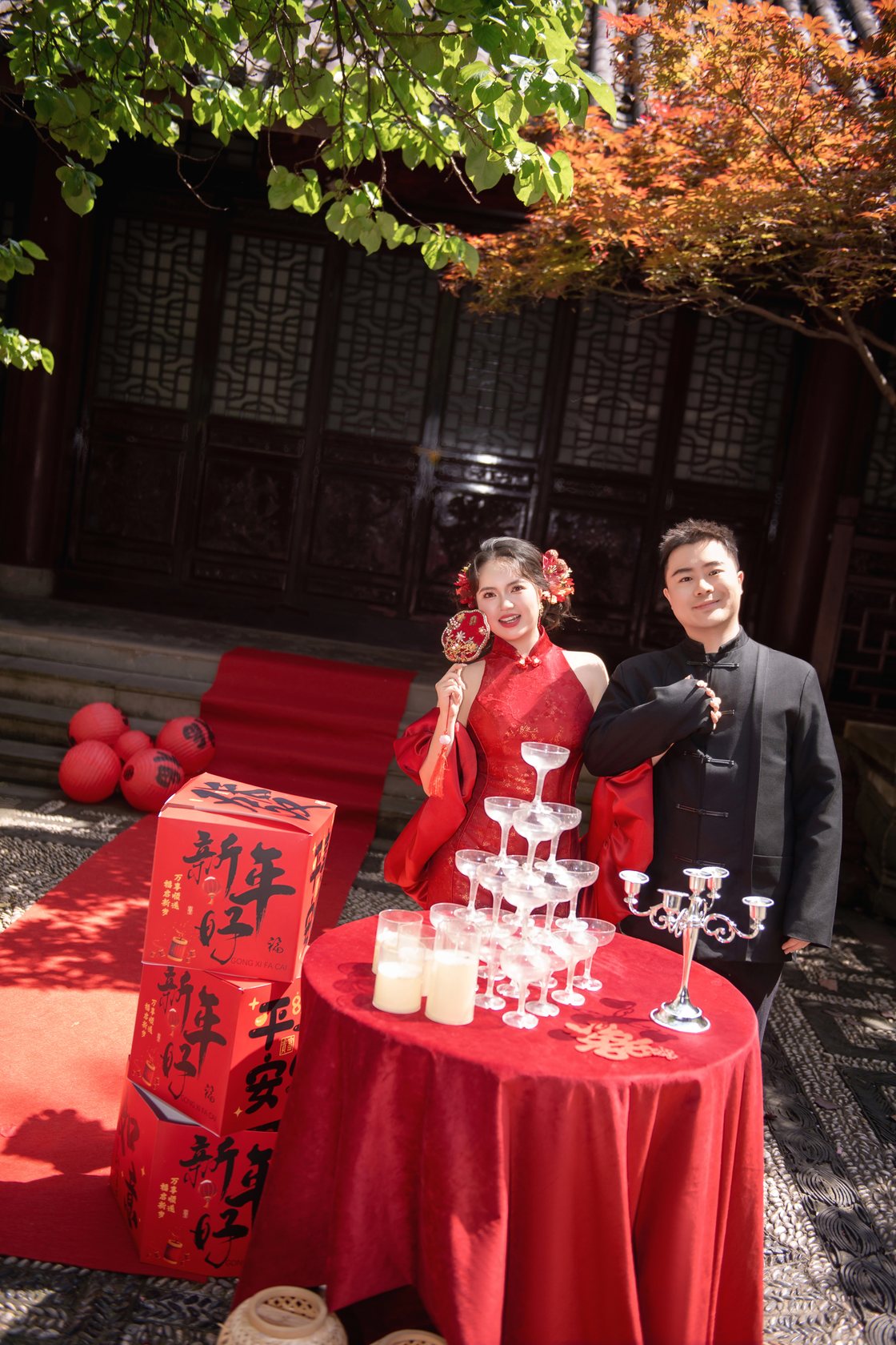 中式红衣喜桌合影