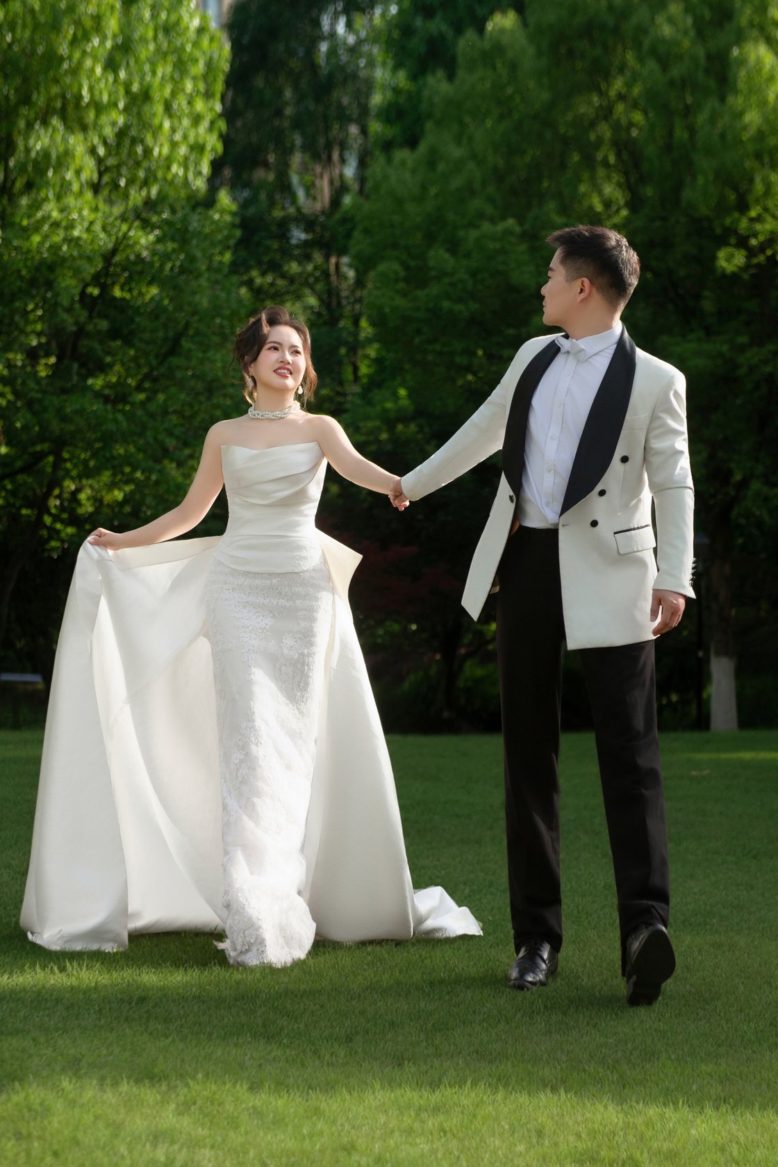 草坪牵手同行婚纱照